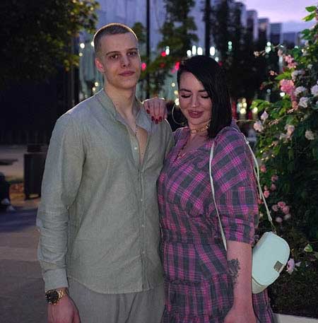Бывший парень Саши Чepнo, Антон рассказал, что Саша оставляет ребенка дома одного и еще много интересного