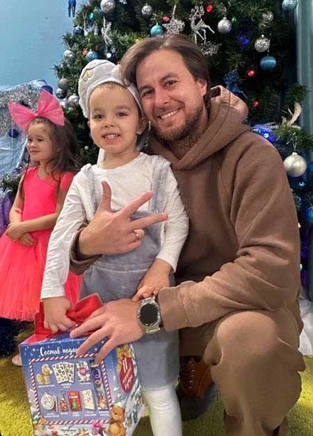 Никита Уманский побывал на новогоднем утреннике у своего младшего сына Адриана