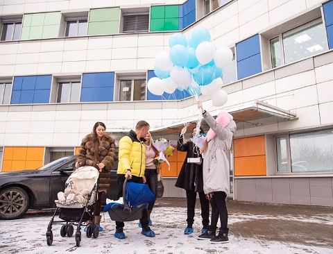 Выписка Алены Савкиной из роддома