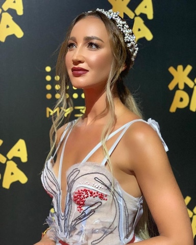 Бузова на фестивале «Жара» 