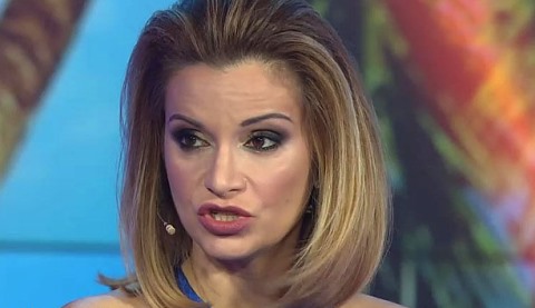 Орлова показала хейтерам средний палец