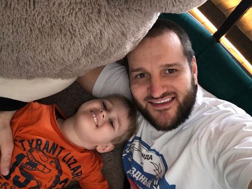 Алексей Самсонов воюет из-за сына с бывшей супругой