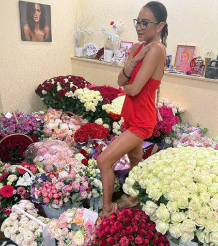 Свежие фото бывших ведущих и участников Дом 2
