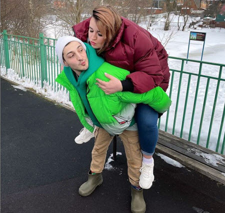 Свежие фото бывших ведущих и участников Дом 2
