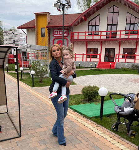Ирина Пингвинова с дочкой побывала в гостях на поляне