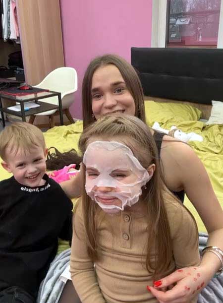 На поляне гостит старшая дочь Безуса