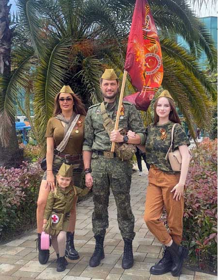 Саша Задойнов проводит время отпуска со своими тремя дочерями