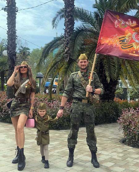 Саша Задойнов проводит время отпуска со своими тремя дочерями