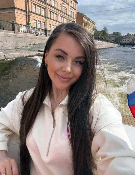 Ольга Рапунцель решила показать дочкам Санкт-Петербург