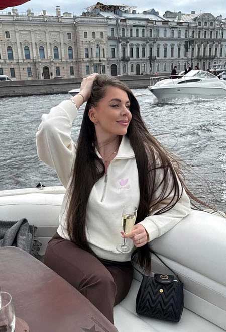 Ольга Рапунцель решила показать дочкам Санкт-Петербург