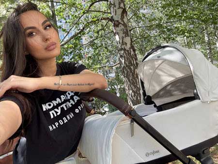 Лера Фрост «поздравила» Ксению Бородину с бракосочетанием