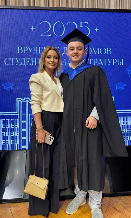 Сын Ольги Орловой окончил магистратуру
