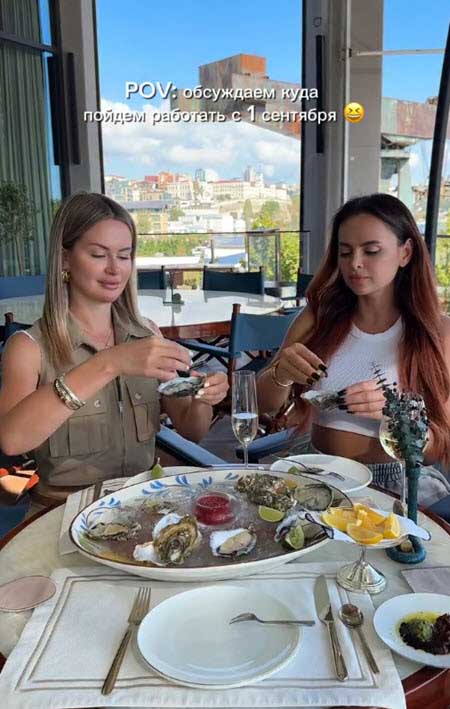 Марина Африкантова и Вика Романец отдыхают в Турции в одном отеле