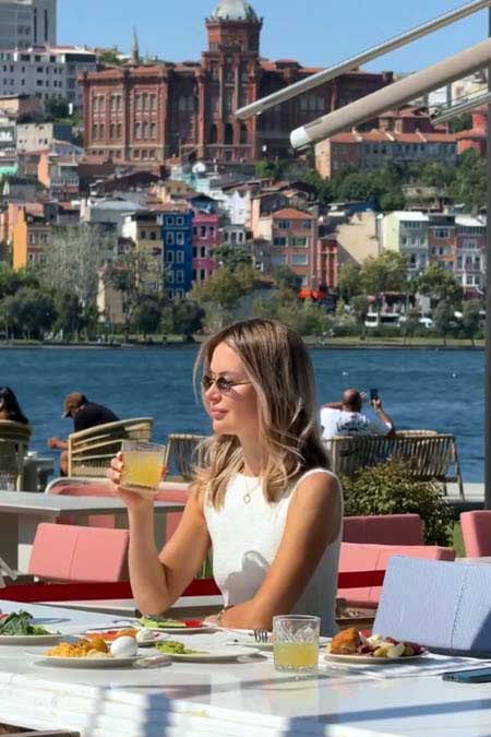 Марина Африкантова и Вика Романец отдыхают в Турции в одном отеле
