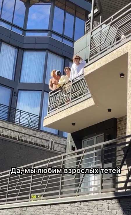 Молодежь в Сочи посетили две блогерши, известные из-за скандала вокруг Дмитрия Тарасова, с которым девушки флиртовали, а потом слили переписку с ним в соцсети