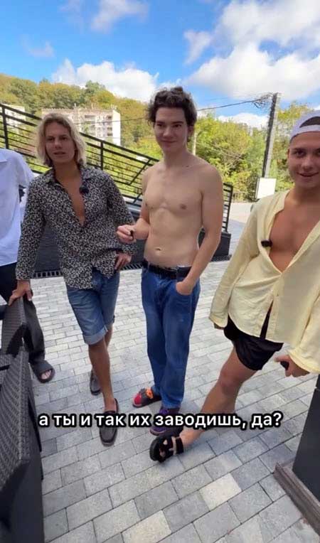 Молодежь в Сочи посетили две блогерши, известные из-за скандала вокруг Дмитрия Тарасова, с которым девушки флиртовали, а потом слили переписку с ним в соцсети