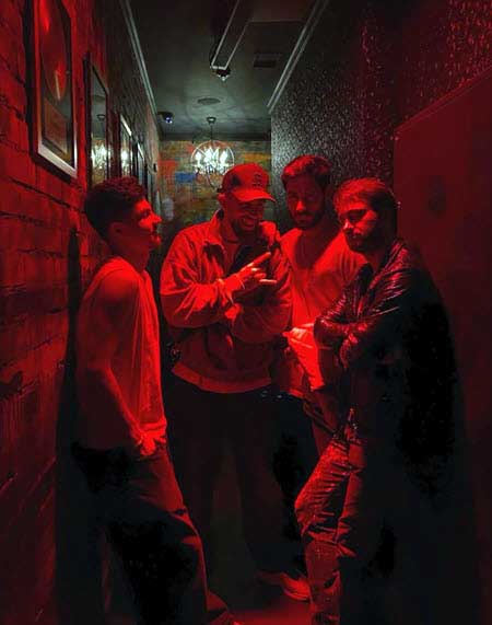 «Пиво, бургеры и футбол» - парням продлили отдых в Сочи