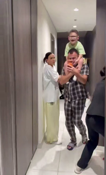 Анна Блюменкранц с сыном отправилась в Дубай к Валере в гости