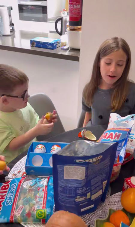 Анна Блюменкранц с сыном отправилась в Дубай к Валере в гости