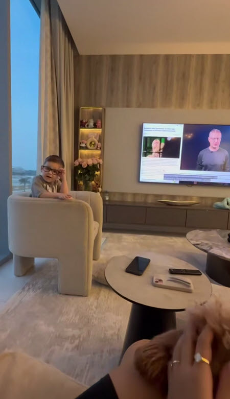 Анна Блюменкранц с сыном отправилась в Дубай к Валере в гости