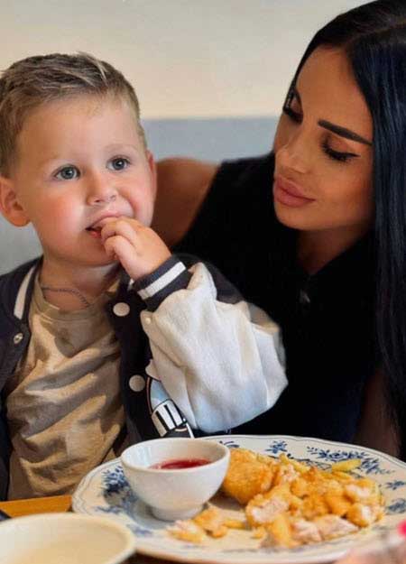 Анна Блюменкранц с сыном отправилась в Дубай к Валере в гости