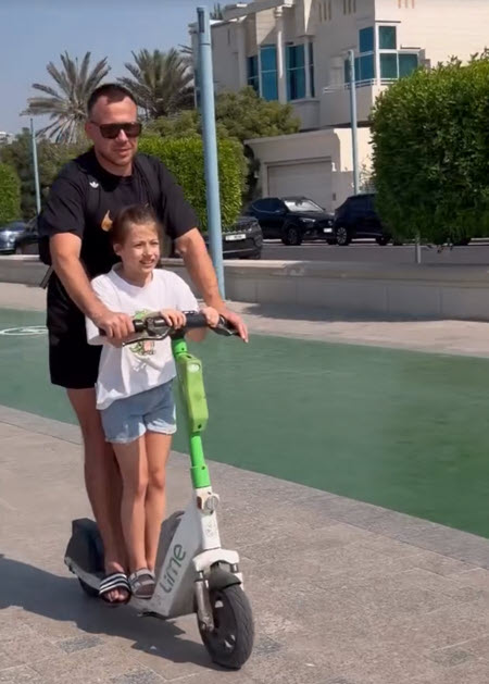 Анна Блюменкранц с сыном отправилась в Дубай к Валере в гости