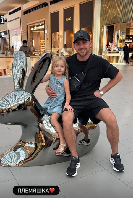 Анна Блюменкранц с сыном отправилась в Дубай к Валере в гости