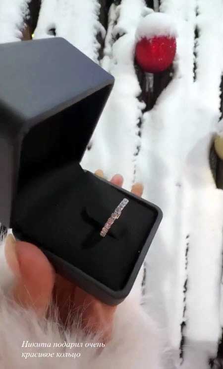 Никита Гуранда подарил Элине красивое кольцо