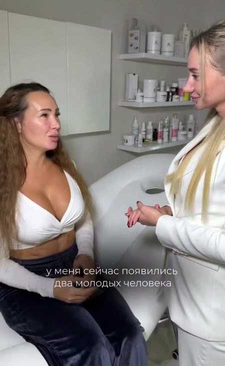 Мама Клавы Безверховой, Наталья, собирается сделать пластику лица, так как у нее аж 2 молодых поклонника