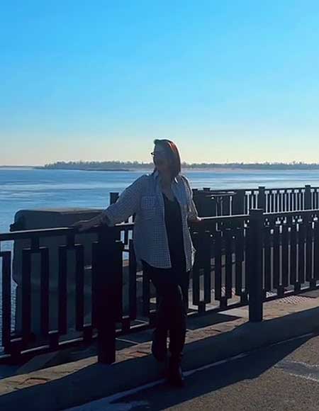 Саша Чepнo готова зарабатывать на сайтах для фетишистов, где «продают фотографии стоп, нижнее белье и т.д.»