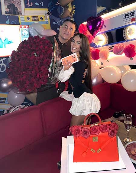 Алена Савкина продемонстрировала подарки на ДР