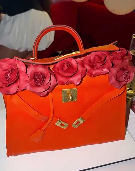 Алена Савкина продемонстрировала подарки на ДР