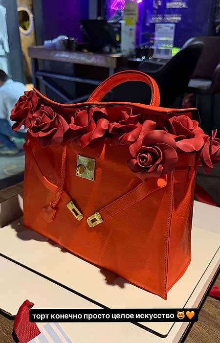 Алена Савкина продемонстрировала подарки на ДР