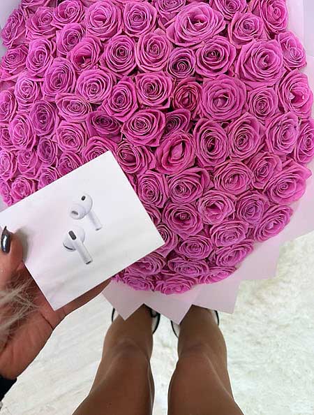 Элина Рахимова продемонстрировала подарки, полученные в день рождения