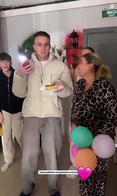 Элина Рахимова продемонстрировала подарки, полученные в день рождения