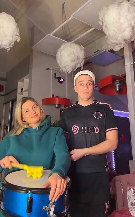 Артем и Вероника посетили родительское собрание в школе у Андрея, а потом отправились на каникулы в Беларусь