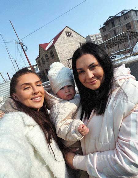 Семья Капаклы и Влад Кадони отдыхают в Ереване