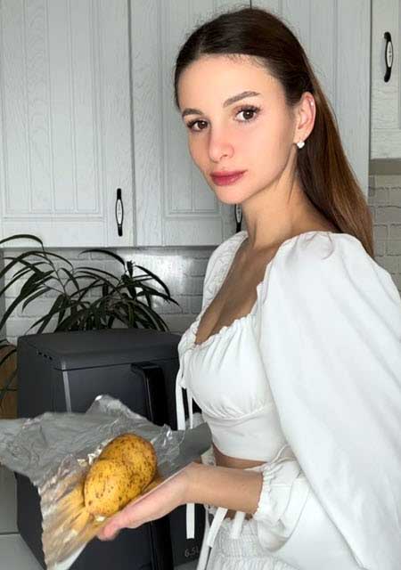 Вика Чуева выплачивает большой долг, взятый на ее имя бывшим мужем Андреем Чуевым