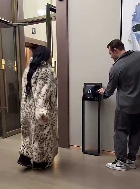 Алексей Купин показал свою съемную квартиру в Москва-Сити