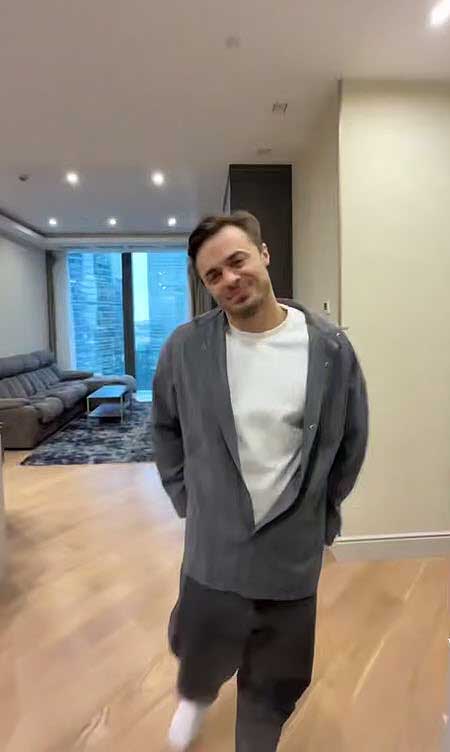 Алексей Купин показал свою съемную квартиру в Москва-Сити