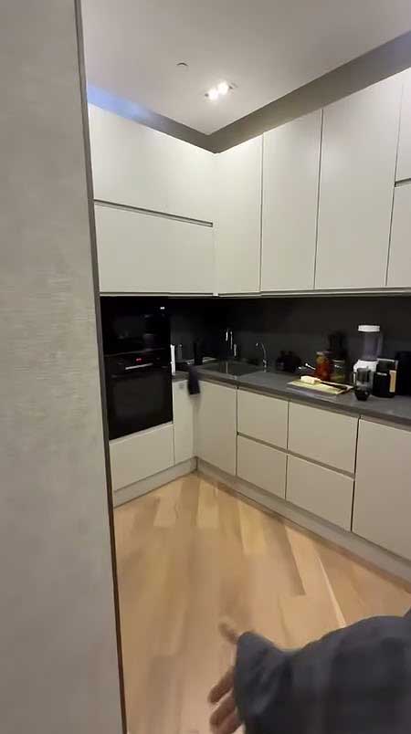 Алексей Купин показал свою съемную квартиру в Москва-Сити