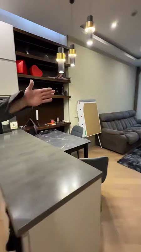 Алексей Купин показал свою съемную квартиру в Москва-Сити