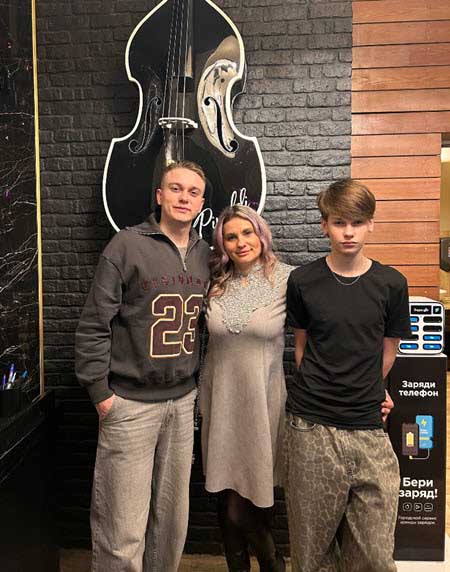 Вероника Гракович отметила ДР сына Андрея в компании Артема Гавришова