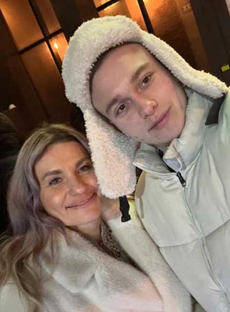 Вероника Гракович отметила ДР сына Андрея в компании Артема Гавришова