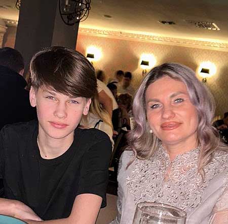 Вероника Гракович отметила ДР сына Андрея в компании Артема Гавришова