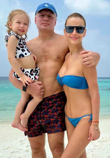 Бородина с мужем и Орлова с мужем и дочкой отдыхают на Мальдивах