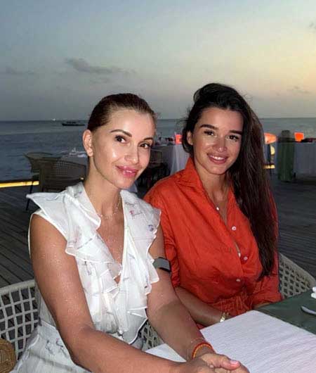 Бородина с мужем и Орлова с мужем и дочкой отдыхают на Мальдивах