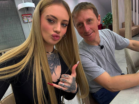 Ксения Карпова за день успела расстаться с Альбертом, объявить себя парой с другим парнем и с тем уже рассталась