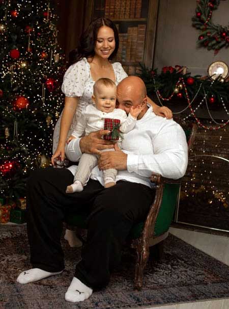 Новогодние фото бывших участников проекта