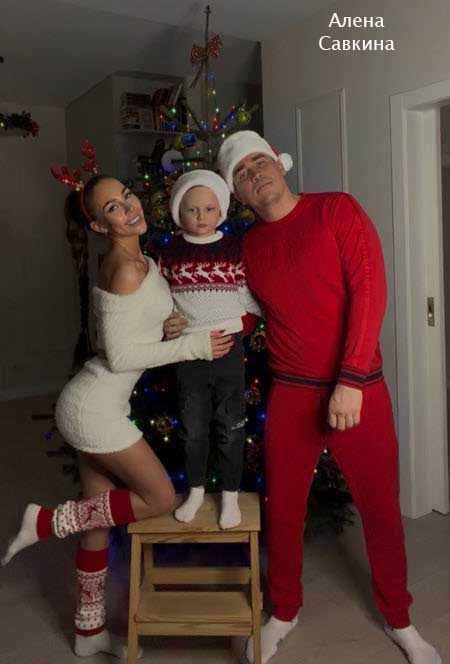 Новогодние фото бывших участников проекта